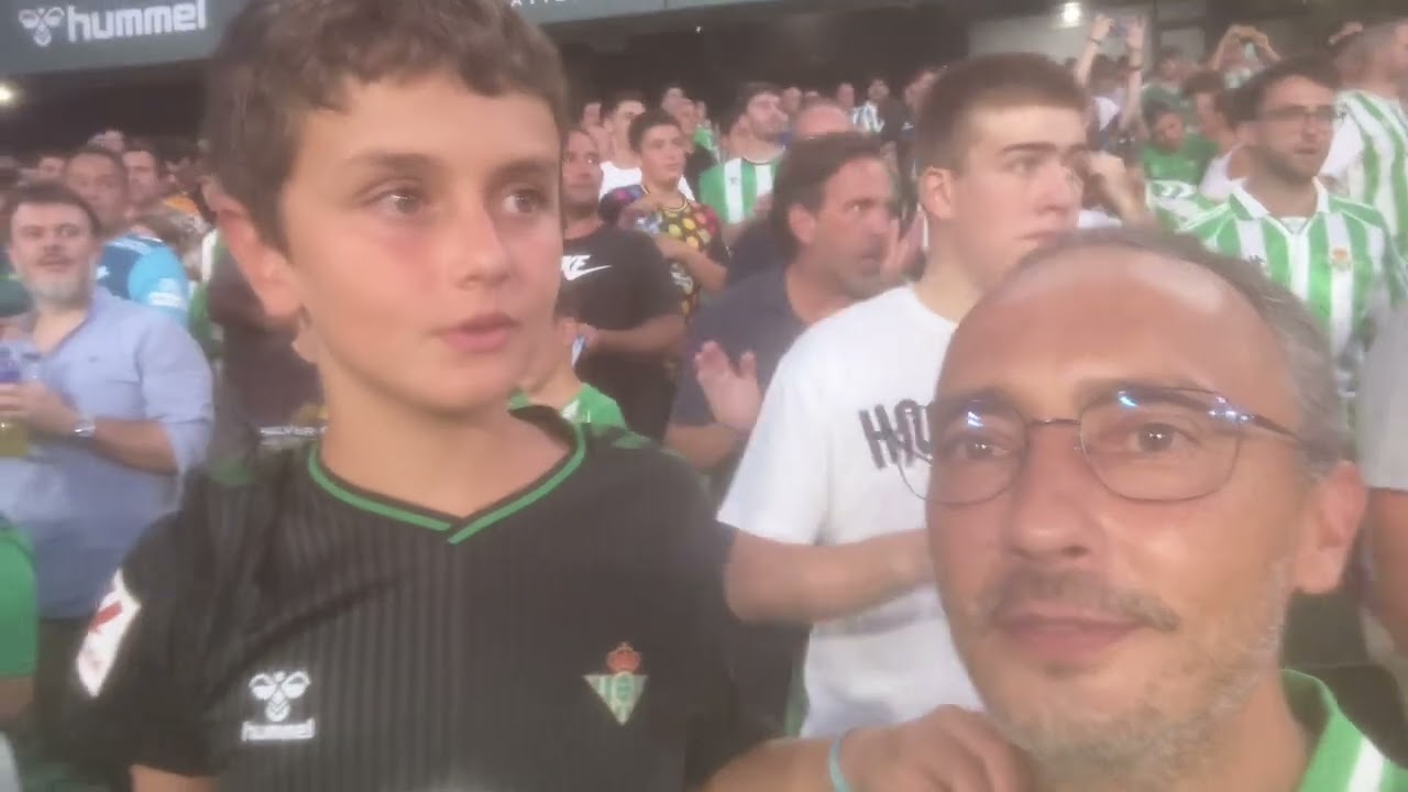 Cantando el himno del Betis en el estadio Benito Villamarín antes del partido 💚💚💚￼