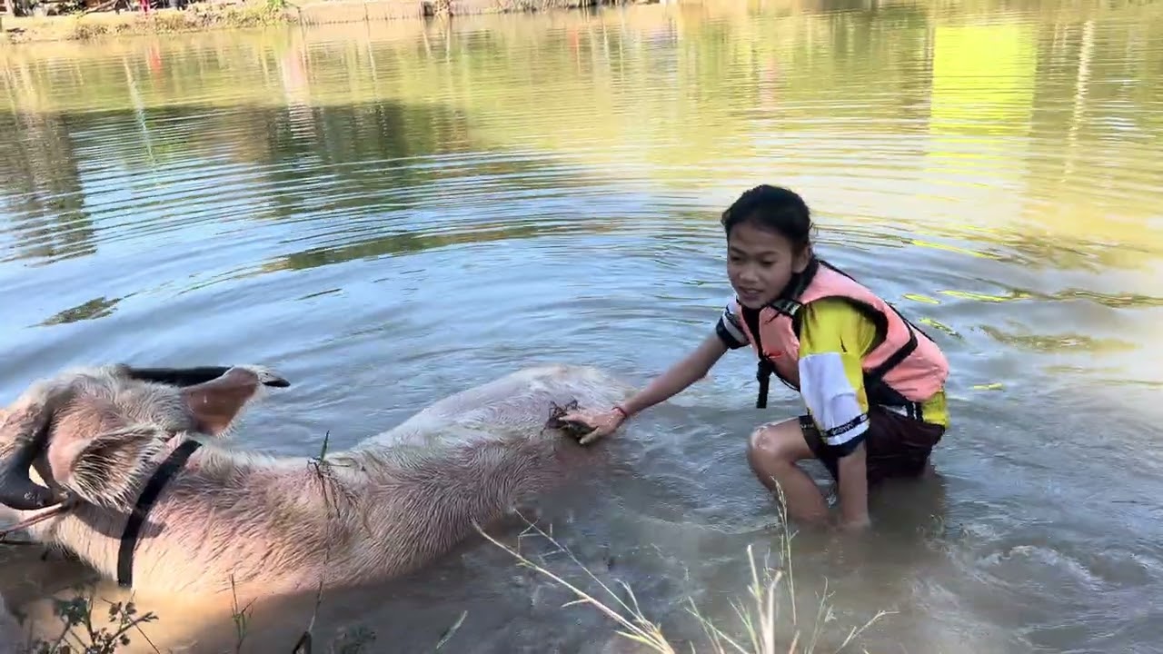 อาบน้ำให้โอ้นโต้น ธิดาลาว