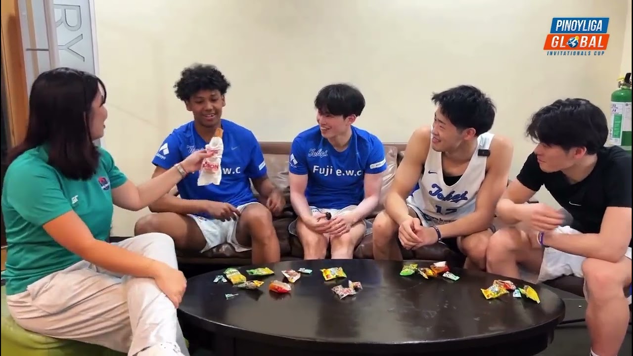 Tokai University Players try some Filipino childhood snacks! 👀🍬 #PinoyligaGlobalInvitationalCup