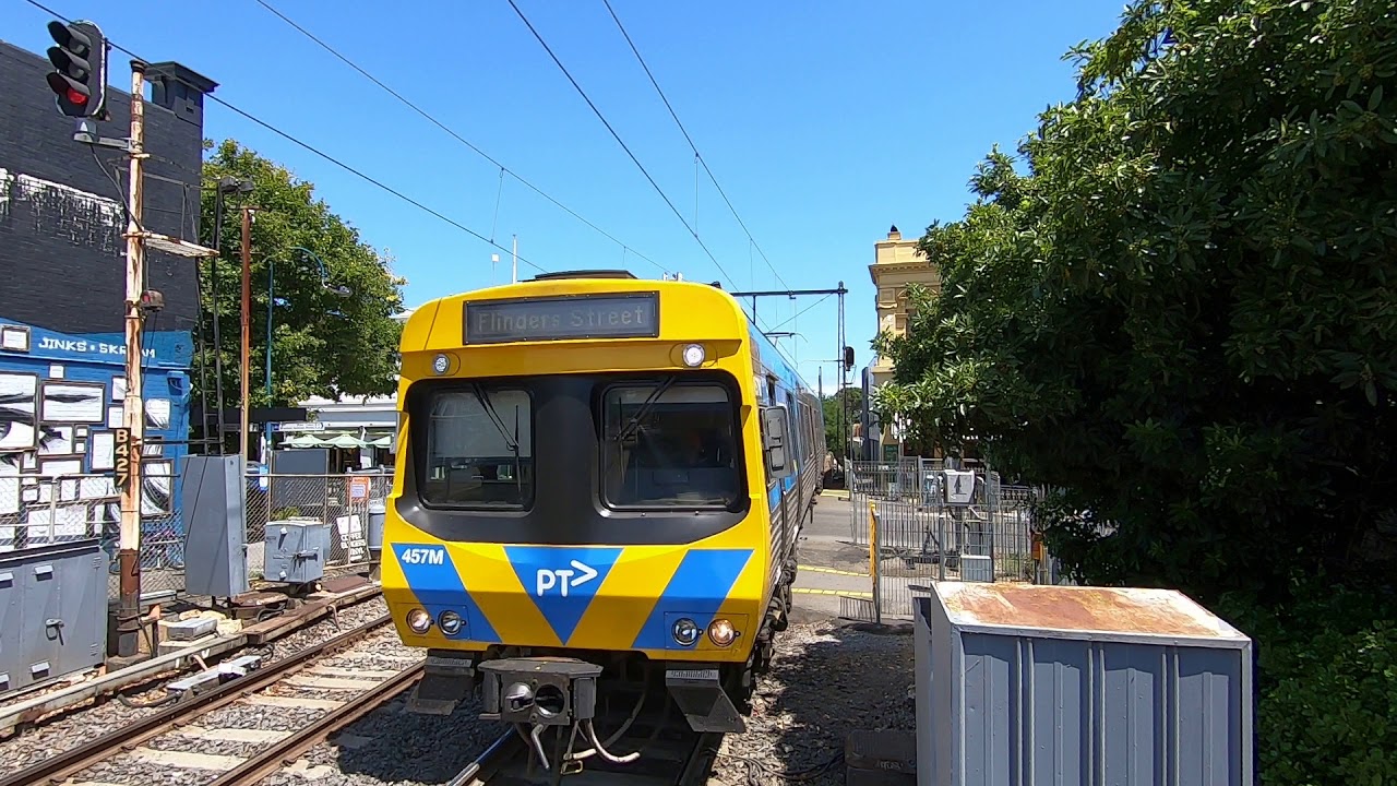 Middle Brighton station level crossing