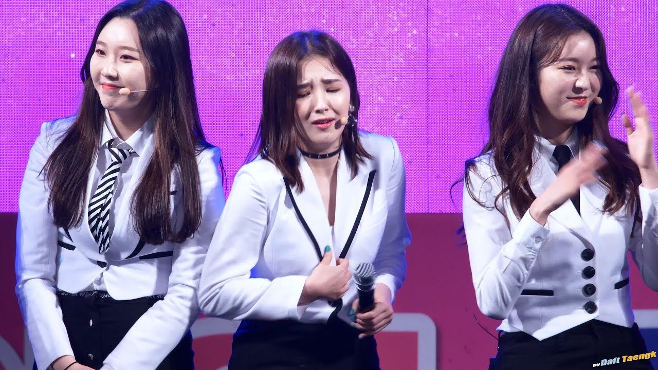 180505 옷에 벌레가 들어간 깜짝 놀란 낸시 Nancy 모모랜드 MOMOLAND @의왕철도축제 4K 60P 직캠 by DaftTaengk