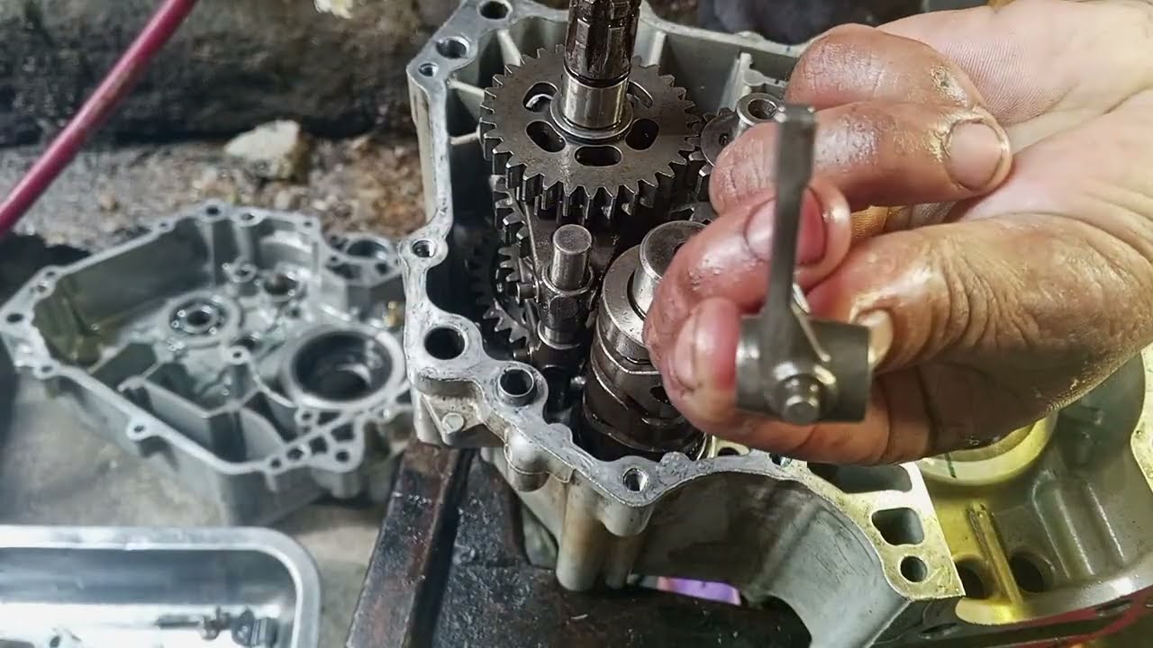 Paano maglagay ng transmission sa crank case Kawasaki CT 125