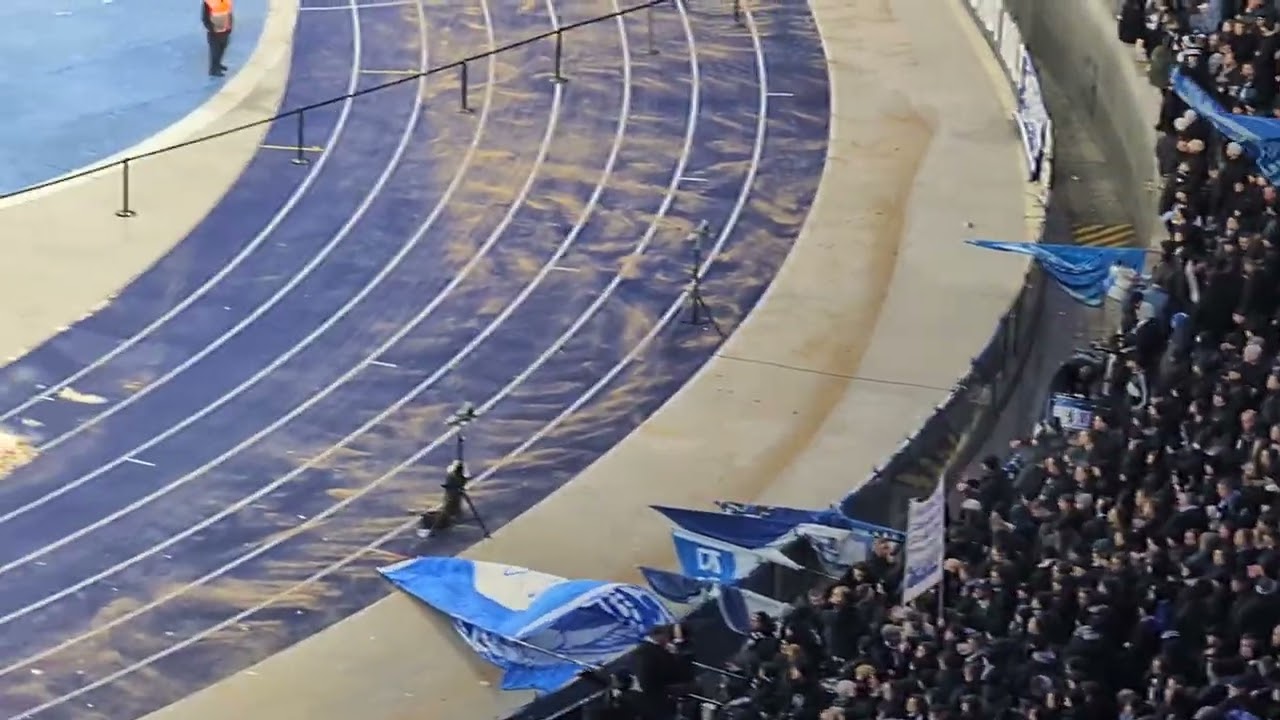 Freiburg Fans zeigen Banner gegen Polizeigewalt - Hertha Fans applaudieren