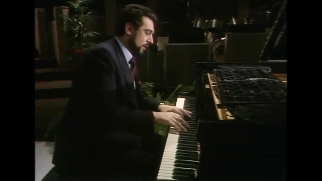 Placido Domingo sings Granada in BBC show