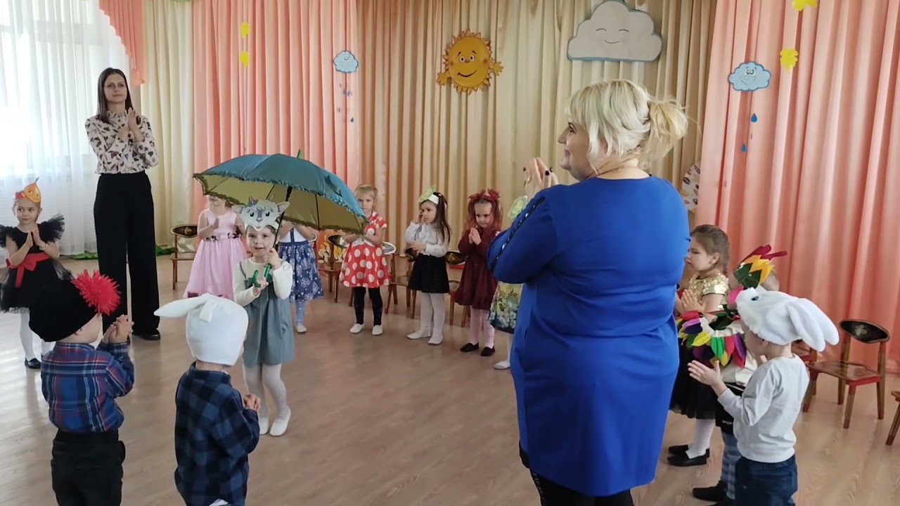 Очень веселая игра с зонтом на осеннем празднике.