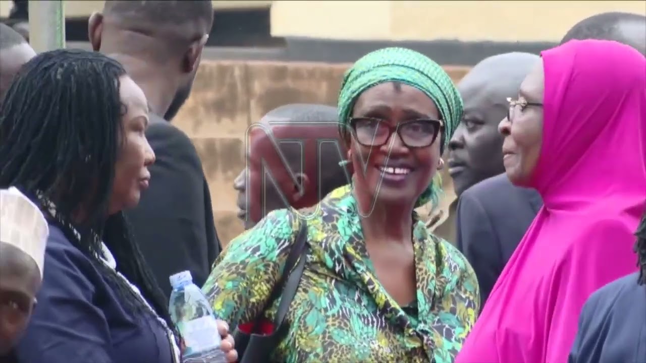 BESIGYE NE LUTALE: Bannamateeka beemulugunya, Dollo ayogedde obuzibu we buva