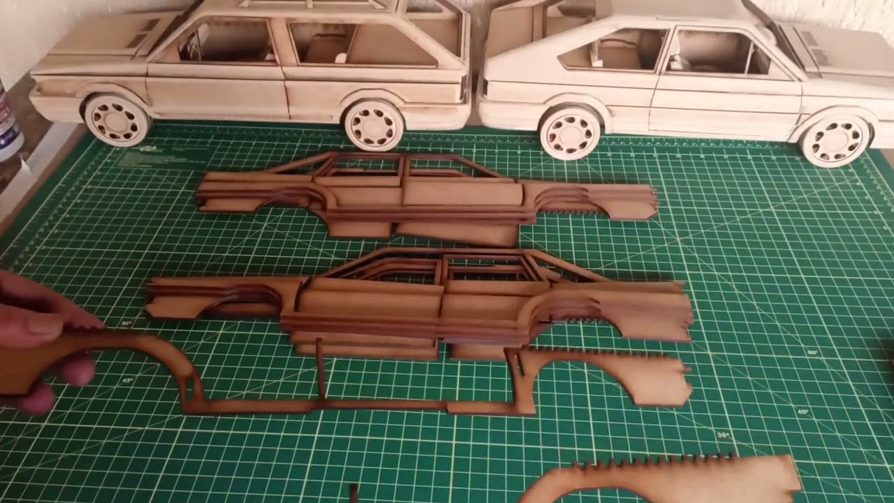 Aula Grátis de montagem VW Santana 4 portas escala 10 madeira plano de corte a laser DXF CRD PDF SVG