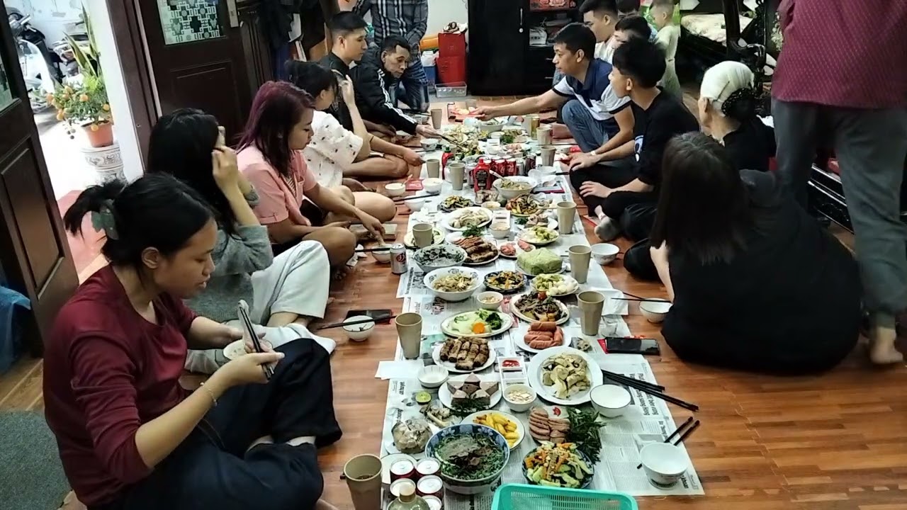 Bữa cơm đoàn viên đầu xuân cùng con cháu vui ơi là vui.....