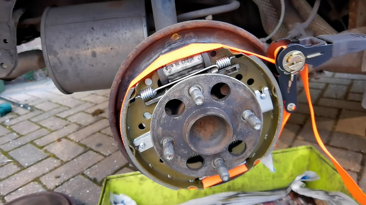 煞車鼓 和 煞車皮更換 - toyota yaris 200901 - rear brake drum and shoes replacement