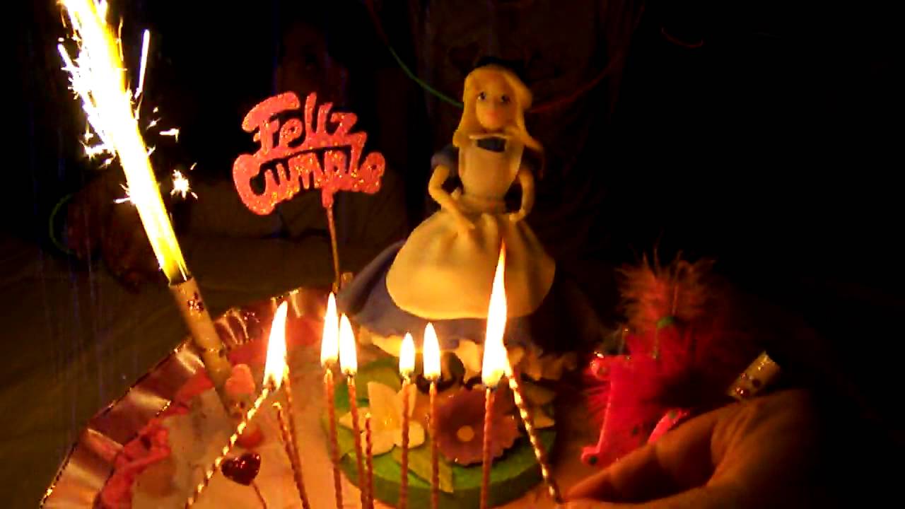 Iarita soplando la velita del cumple !! 16-Jun-2012
