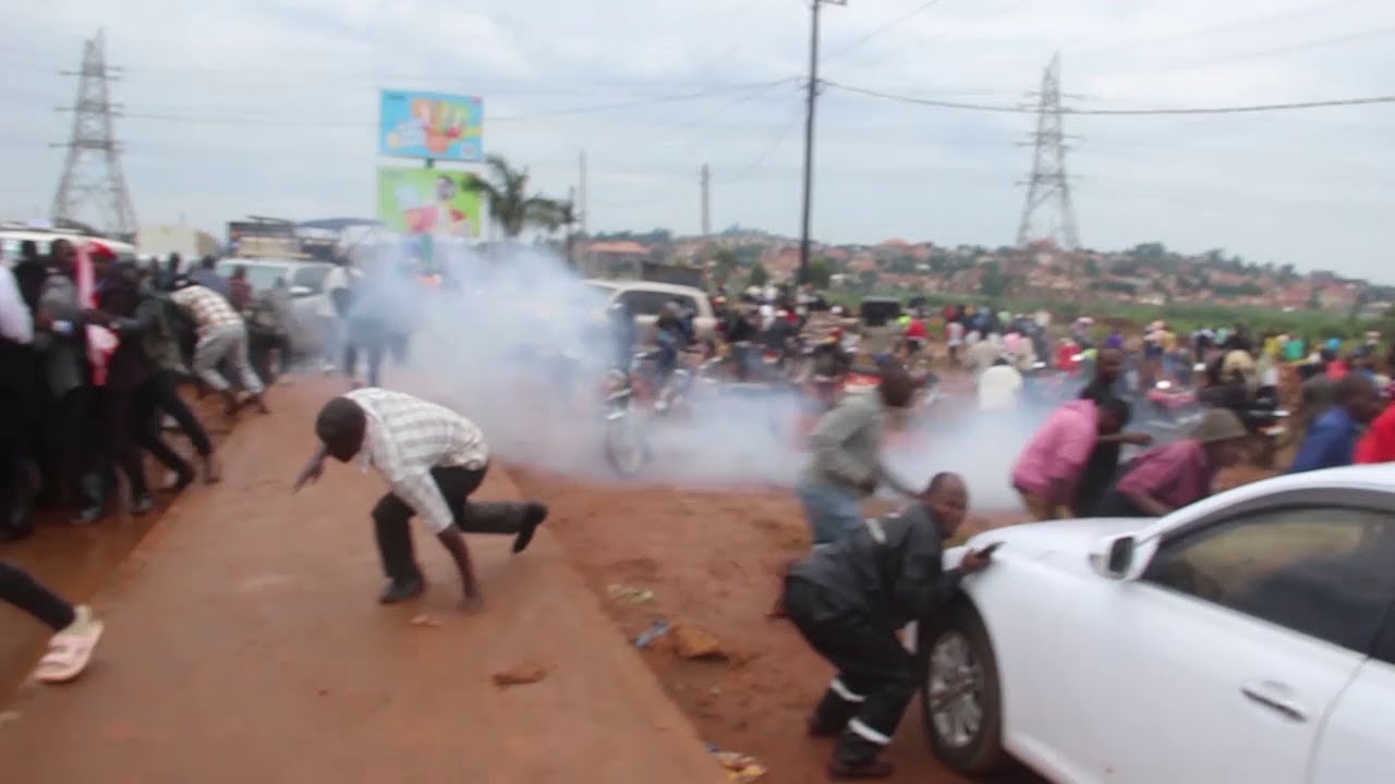 Agabuutikidde Poliisi egumbuludde Ssenyonyi ne banne mu Lubigi:Ttiyaggaasi anyoose.