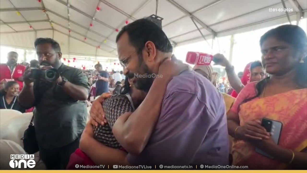 മന്ത്രിയെ കെട്ടിപ്പിടിച്ച് പൊട്ടിക്കരഞ്ഞ് വീട്ടമ്മ; ടൗൺഷിപ്പ് ഉദ്ഘാടന വേദിയിലെ കണ്ണു നനയിക്കും കാഴ്ച