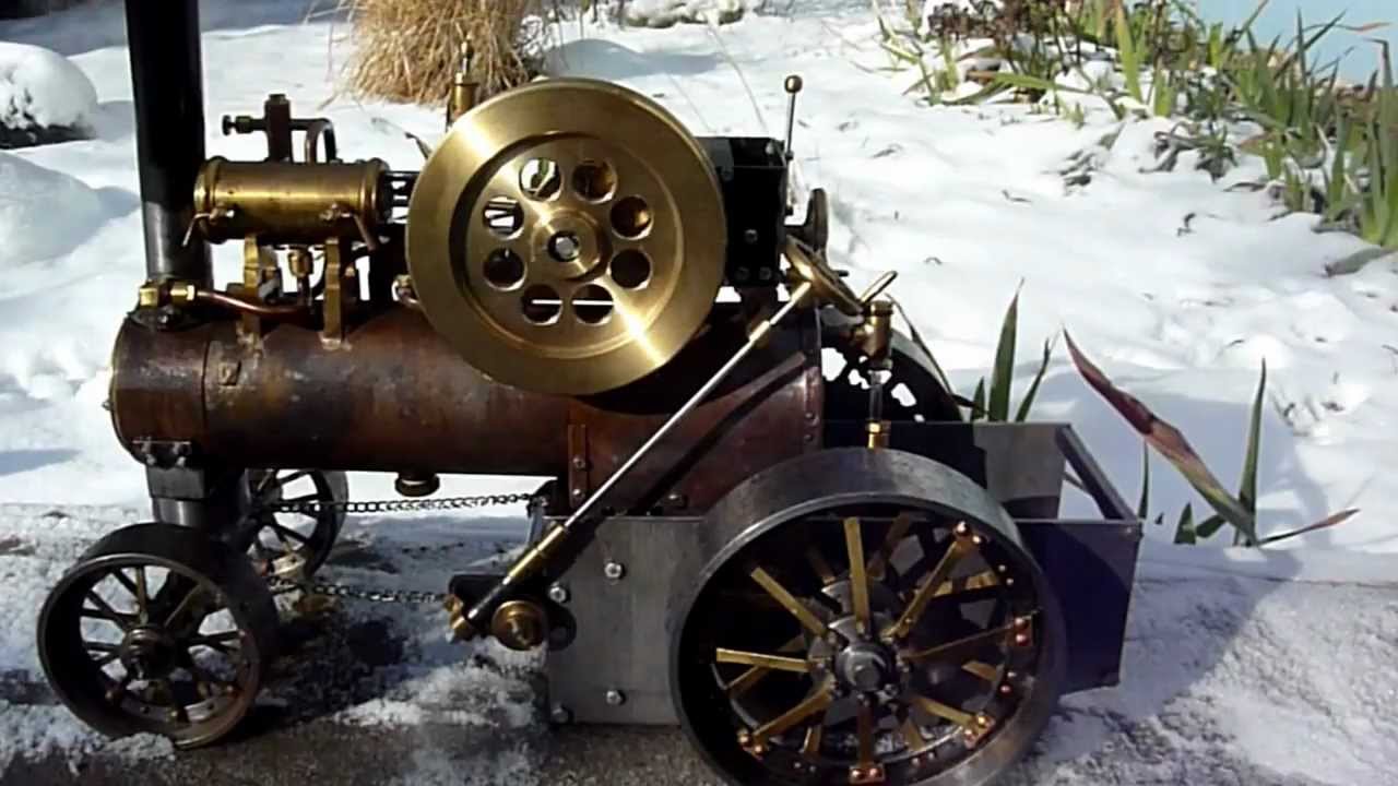 Dampftraktor / Lokomobil mit Gleichstrom- Maschine im Schnee