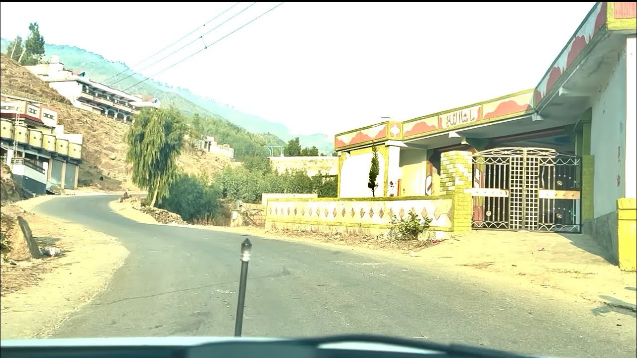  د چنگلې بونیر د غرونو ترمنځ ښکلی سړک