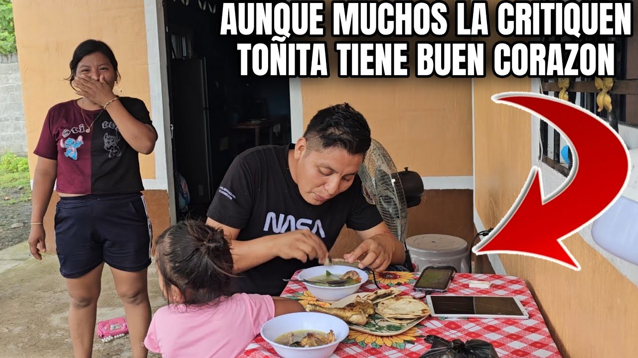 Asi Disfrutó TEO La Gallina Que TOÑITA Le Regaló😱 Llega En Pleno Almuerzo 