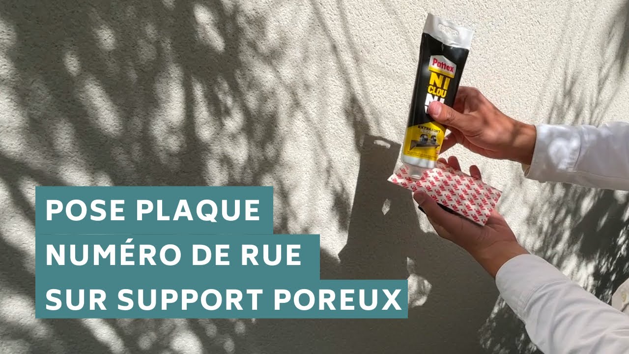 Pose plaque numéro de rue en PVC sur support poreux.
