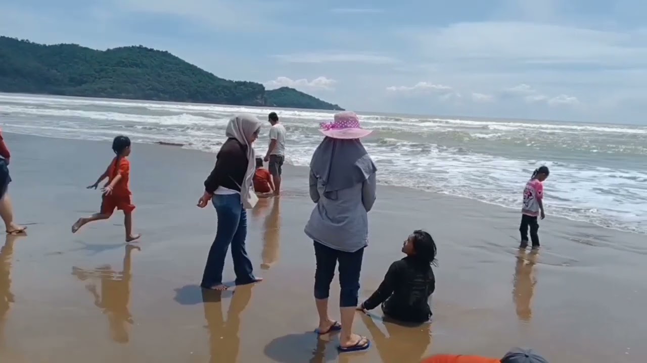 Pantai Pancer Door menawarkan pemandangan alamnya yang indah