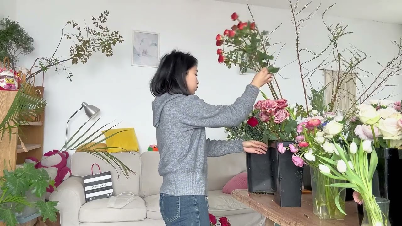 我的花店日常：今天做的几束花花每一束都好喜欢好好看！绝美抱抱桶、复古小花束、男士生日花束、以及春日混搭花束，每一个都绝绝子！评论区告诉我， 你最喜欢哪一个吧～#我的花店日常