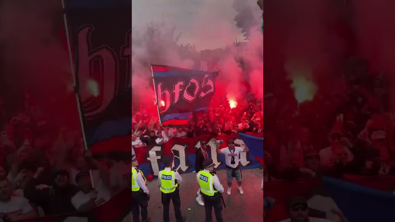 Ultras do Crystal Palace da Inglaterra ( Holmesdale Fanatics 🏴󠁧󠁢󠁥󠁮󠁧󠁿☠️) 🎥@OfficialCPFC