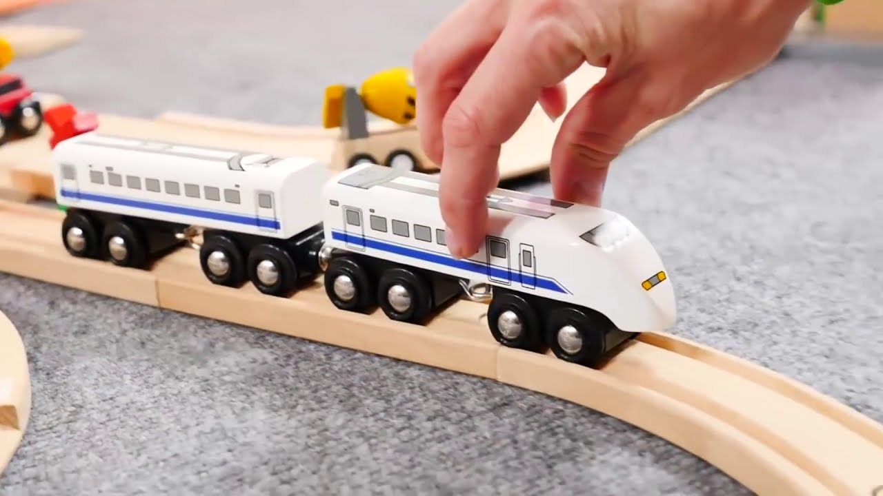 Vidéo éducative. Trains et voitures. Une barrière.