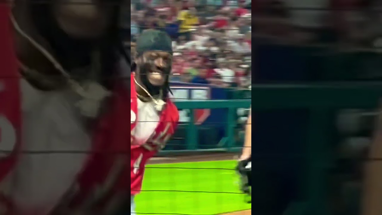 Elly Dela Cruz Looks at me After scoring #homerunchallenge #ellydelacruz #reds #redlegs #mlb #cincy