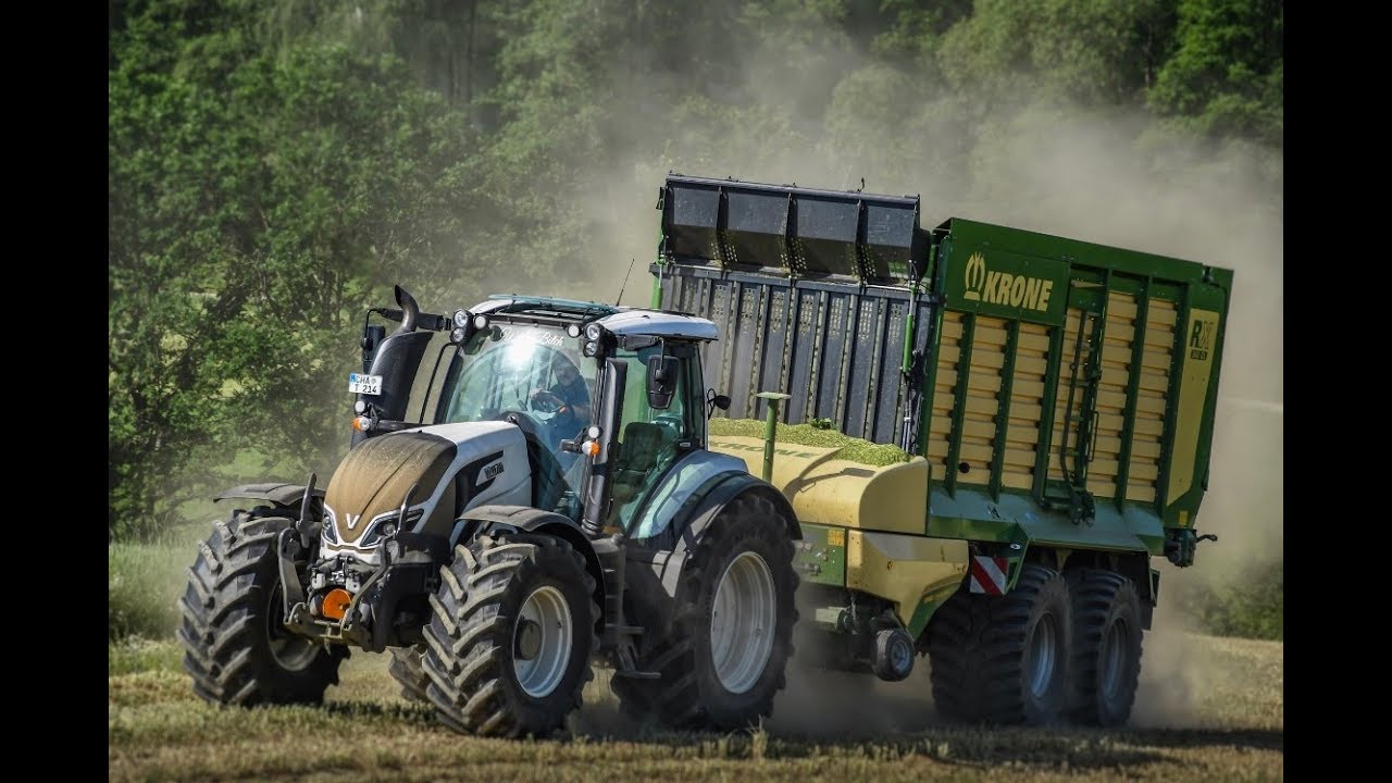 Jonas @ Let´s Drive Valtra T214 mit Krone RX360 beim Grashäckseln