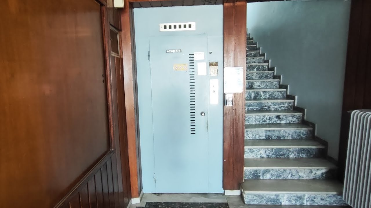 Old unknown (mod by: generic) traction elevator in apartments