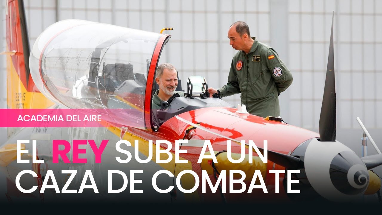 El rey Felipe VI se sube a un caza de combate en la Academia General del Aire de San Javier