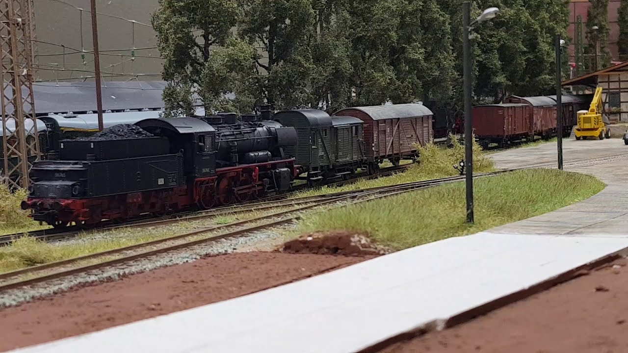 Die 56.20 mit einem Nahgüterzug, die 56 765 mit Rangierarbeiten in Wittenburg