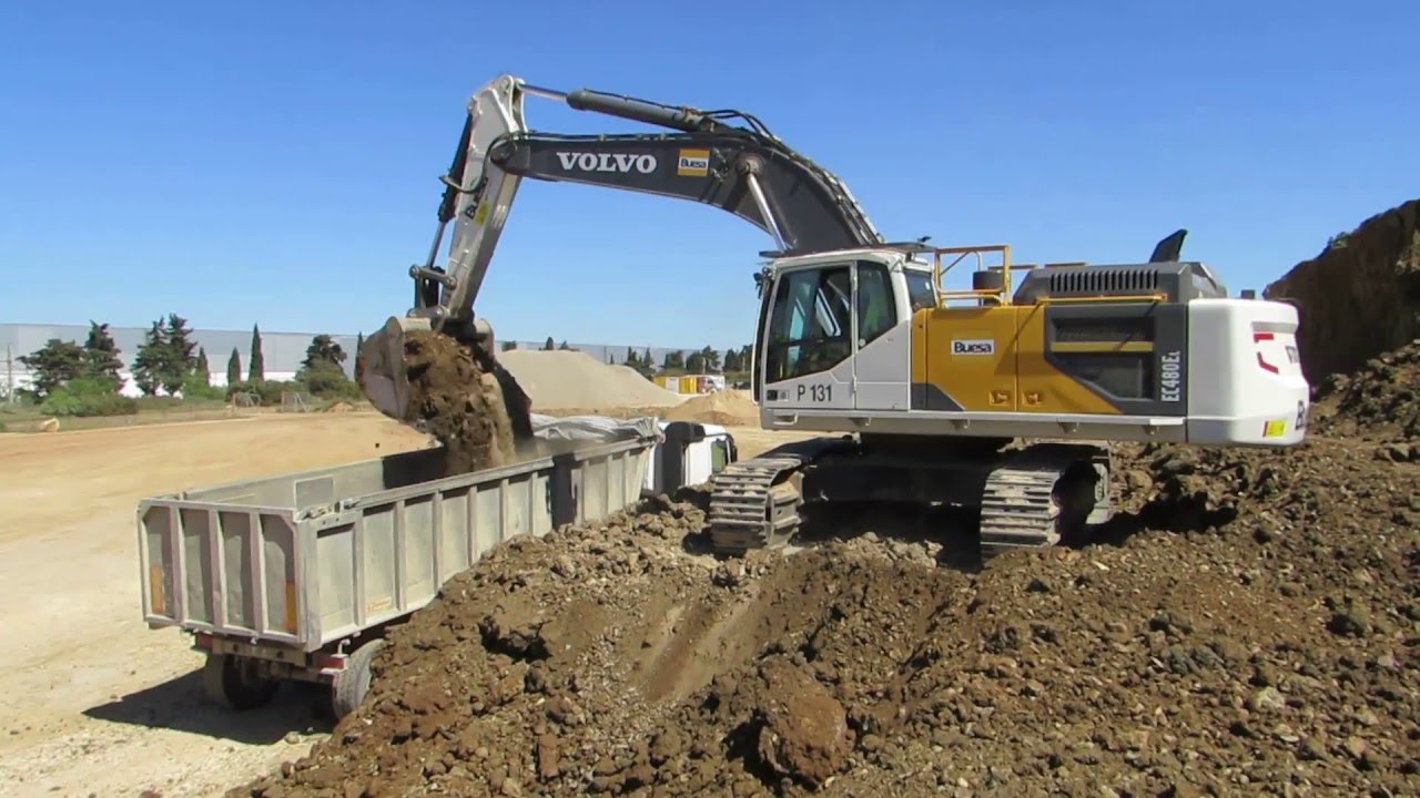 Volvo EC480E loading trucks