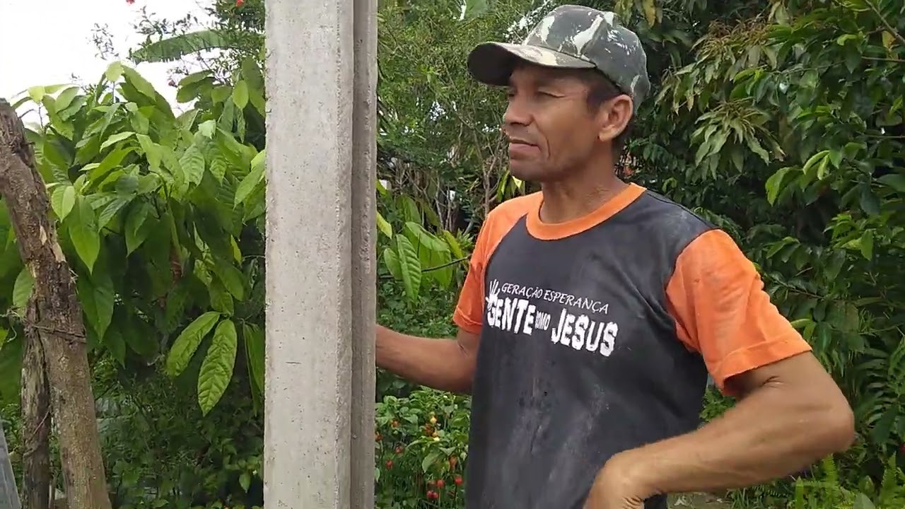 colocando as estacas do muro pré moldado