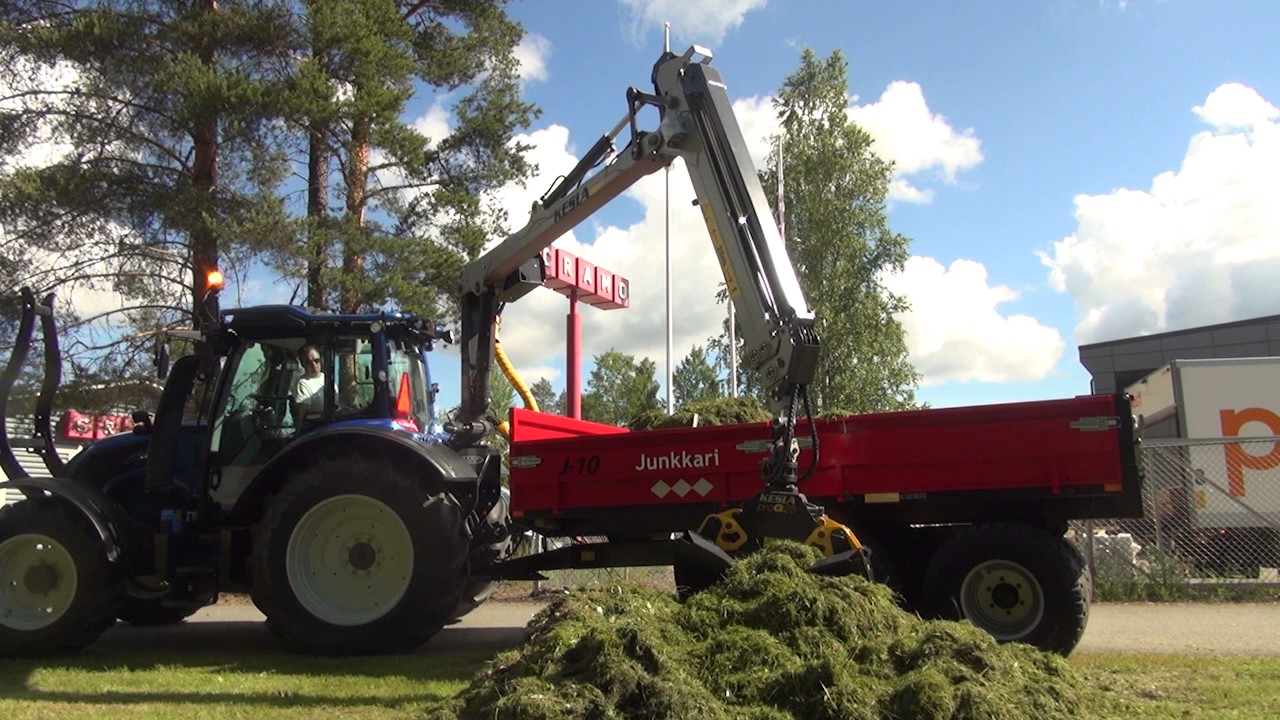 Collecting lawn waste with gravel buckets