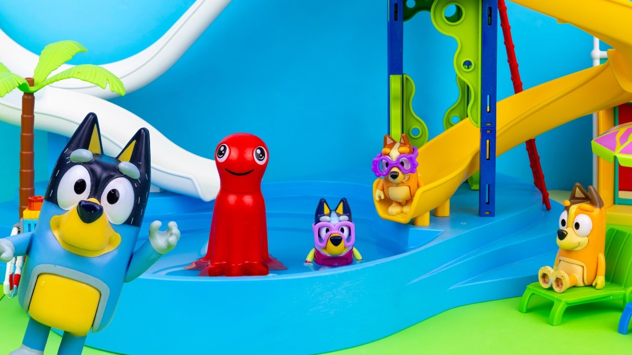 BLUEY Aprende Regras de Piscina! | Brinquedos Bluey em Português
