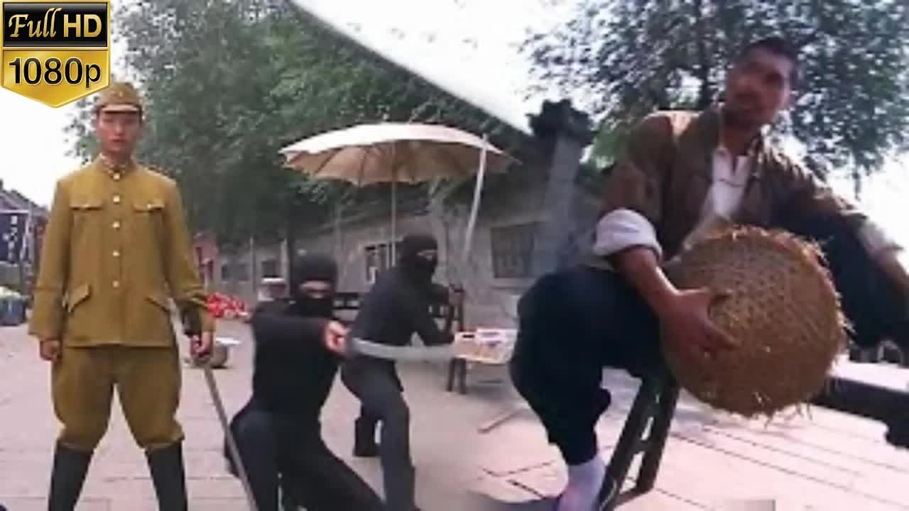 【抗日电影】日本武士包圍村民，不料他竟是功夫大师，一拳打飛武士20米！#功夫 #抗日