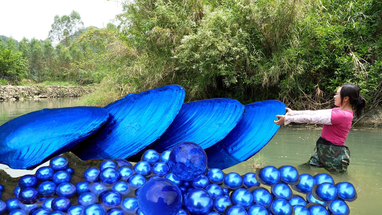 Sparkling blue giant clams with high-quality and precious blue pearls inside, extremely beautiful
