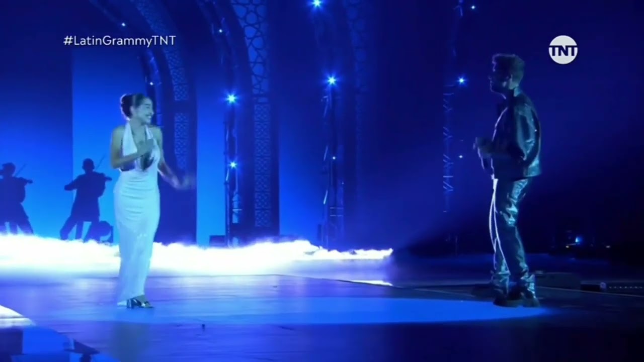 Amigos - Pablo Albor&aacute;n y Maria Becerra (Latin Grammy Sevilla 2023)