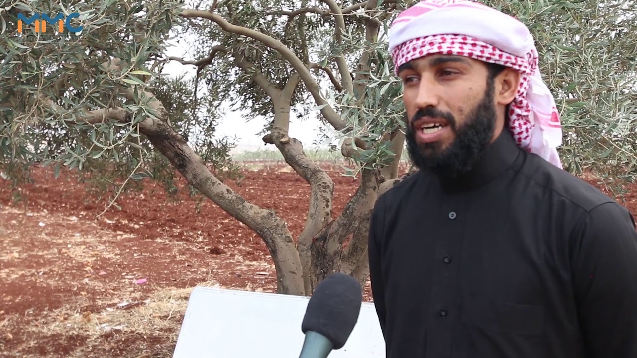 طلاب في احد المخيمات العشوائية بريف إدلب الشمالي يتلقون دروسهم في العراء