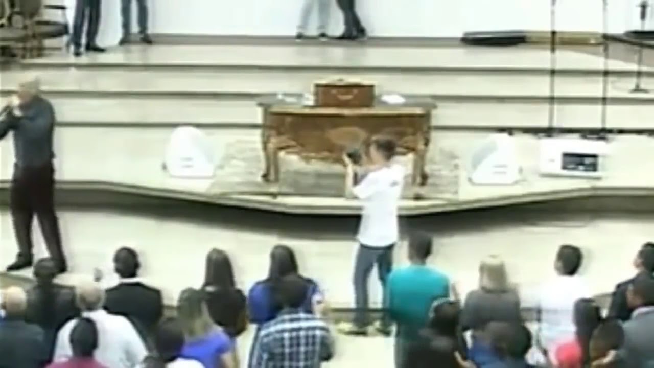 PASTOR JUNIOR TROVÃO CAI AO RECEBER O PODER DE DEUS