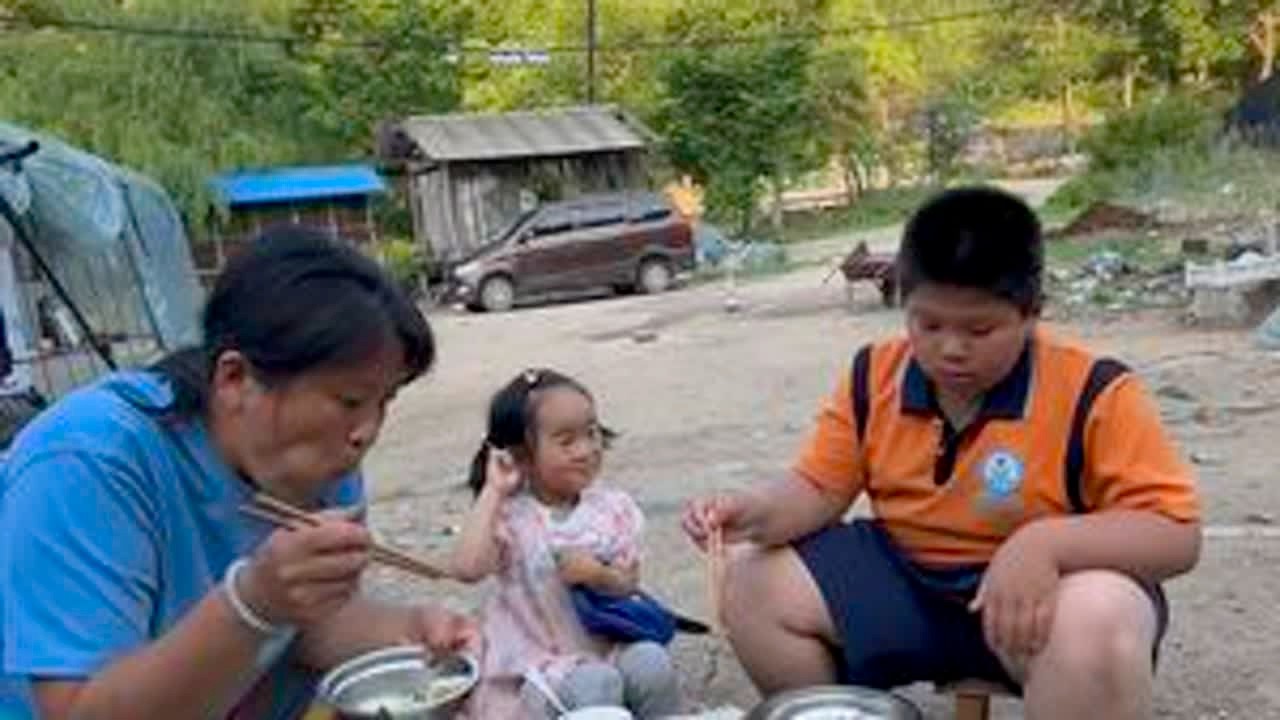 这就是我的一天，累并快乐着！喜欢我们娘仨的留个红心点个关注吧！谢谢您#大锅饭 #真实的乡村生活是这样的