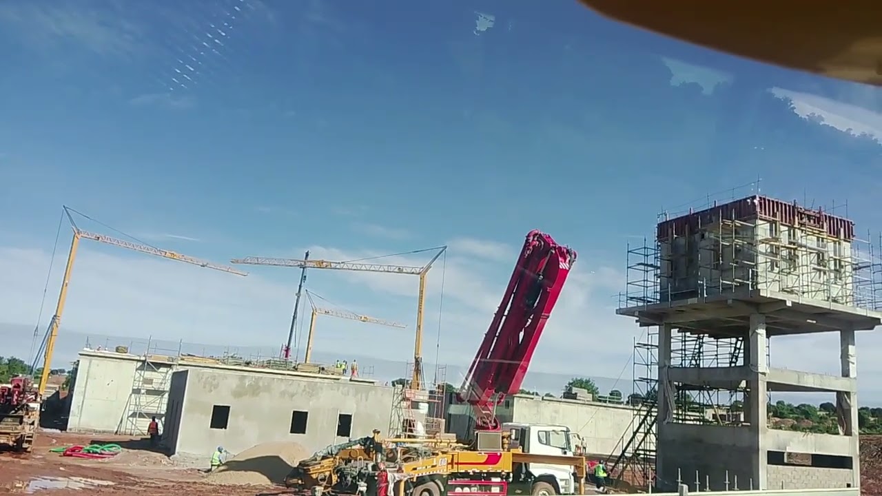 Operando Camião bomba lança betão 