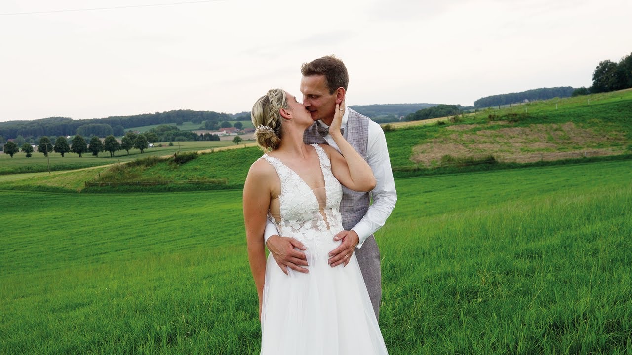 Nadine & Henriks Traumhochzeit auf dem eigenen Hof | Freie Trauung & Party in umgebaute Scheune