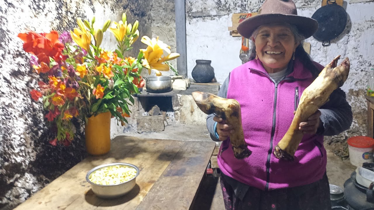 Caldo de Pata de Res con su Mote
