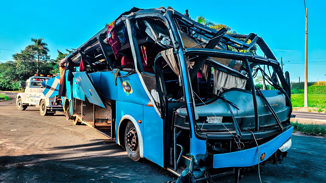 BRUT4L! Ônibus clandestino tomba e 7 m0rrem na BR-153