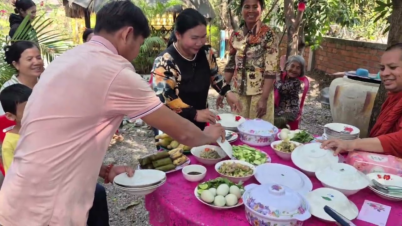 សកម្មភាពនិមន្តសួរសុខទុក្ខប្រជាពលរដ្ឋមួយចំនួនស្រុកថ្មពួកខេត្តបន្ទាយមានជ័យរបស់ព្រះយសបញ្ញាបណ្ឌិត។
