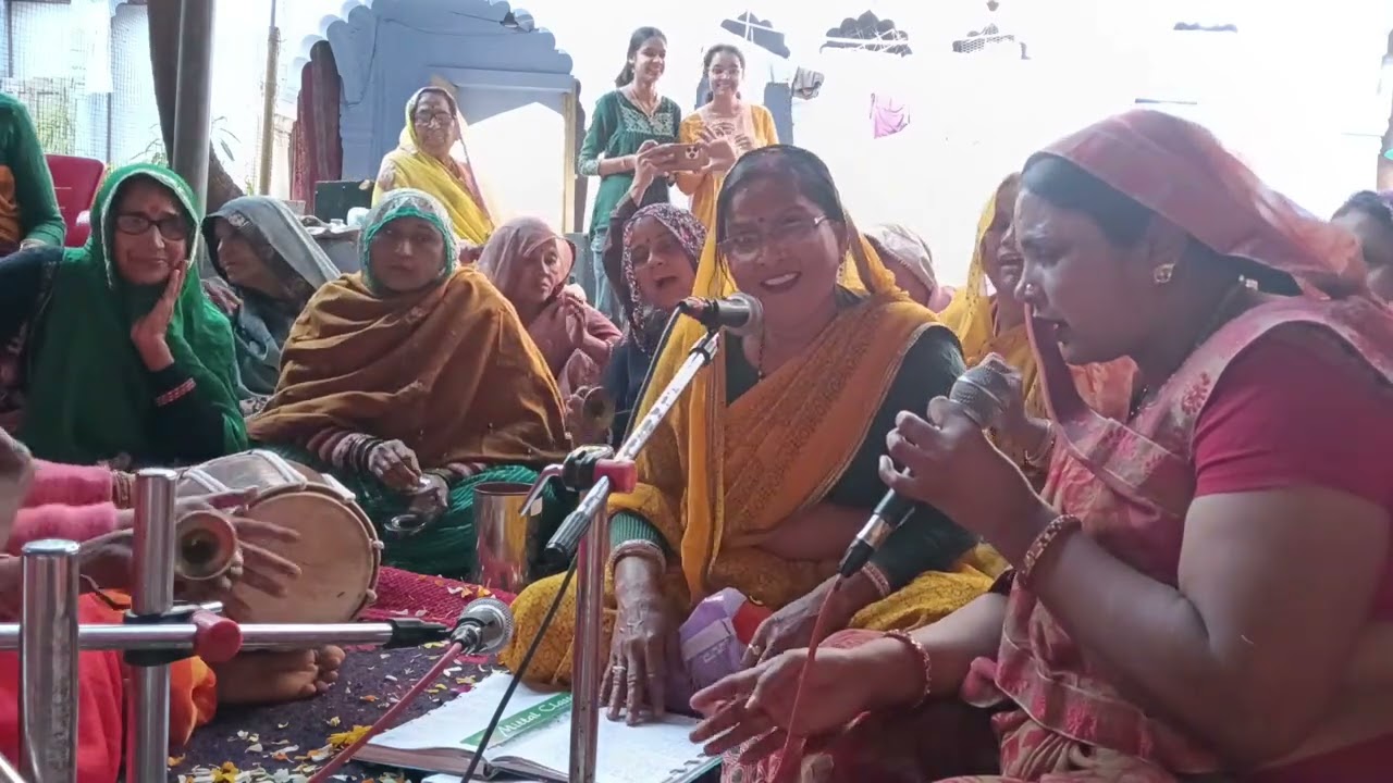 पानी भरने को फागुन में मैं नहीं जाऊंगी भरतार
