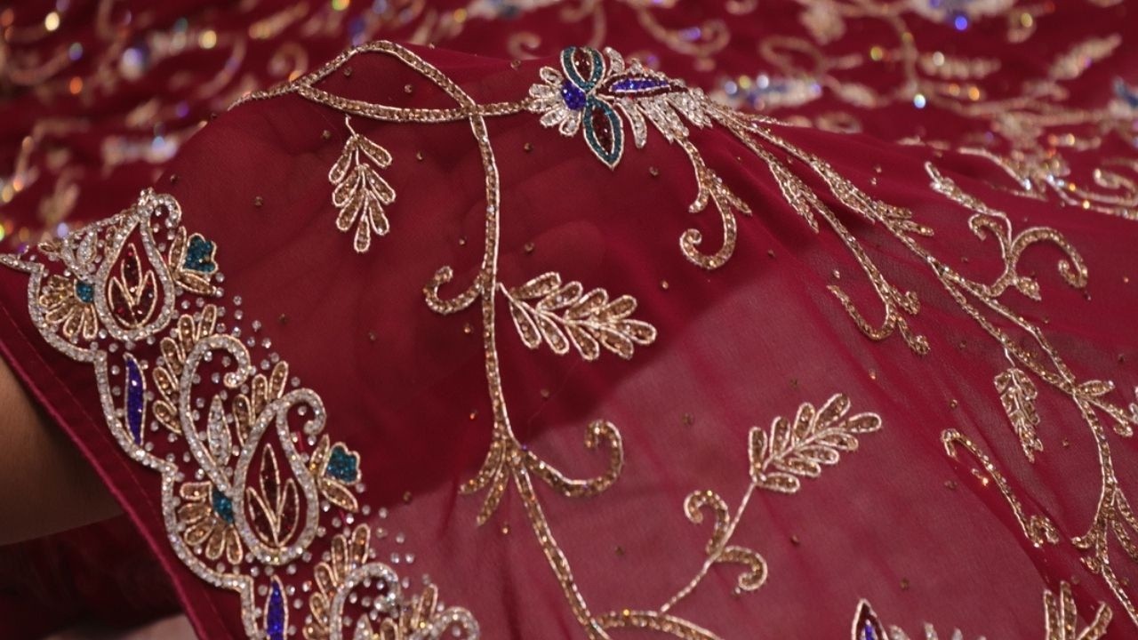 ARNG-4430 Royal Velvet Perfection: Deep Maroon Saree with Zardozi & Stone Work 🍷✨