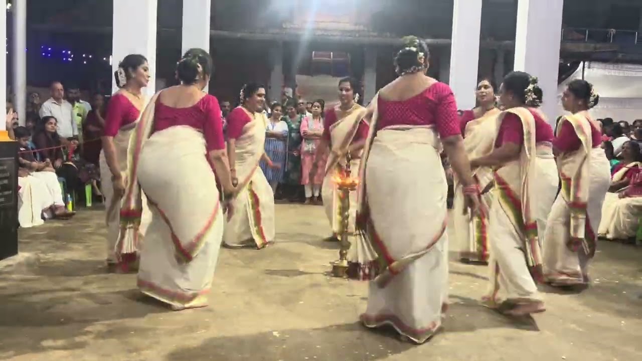 അമ്പലമുറ്റത്ത്  തനിമയുള്ള ഒരു അസ്സൽ തിരുവാതിരക്കളി.മഹാദേവക്ഷേത്രാങ്കണത്തിൽ പാർവതീദേവിയുടെ തിരുനടയിൽ 