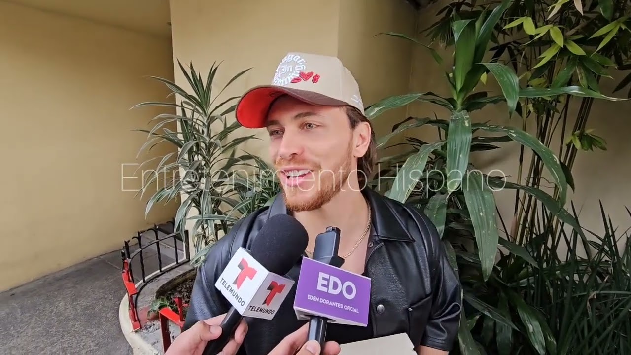 ALDO DE NIGRIS A pesar de estar ocupado atiende a sus fans y a la prensa Desccubrumos a que huele? 