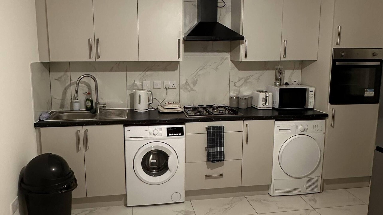 6-bed 3-bath Home - Sleeps 14 & Free Parking, Uxbridge | Travel With Kiara