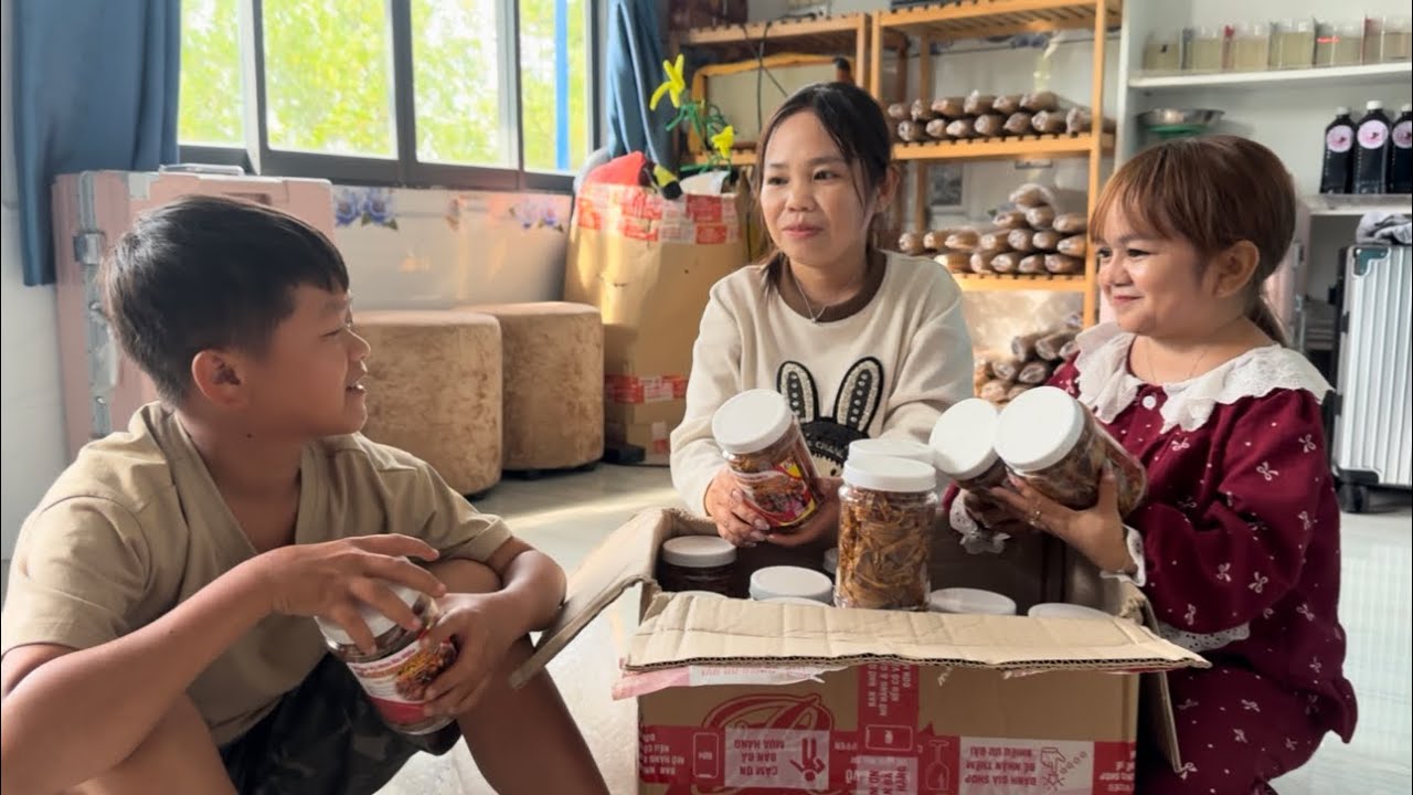 Huyền Hr&ecirc; v&agrave; chị hai đi nhận th&ugrave;ng qu&agrave; của c&ocirc; kh&aacute;n giả tặng v&agrave; giới thiệu mặc h&agrave;ng b&aacute;n